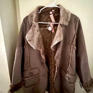 Looks like faux sheepskin good to wear in the fall